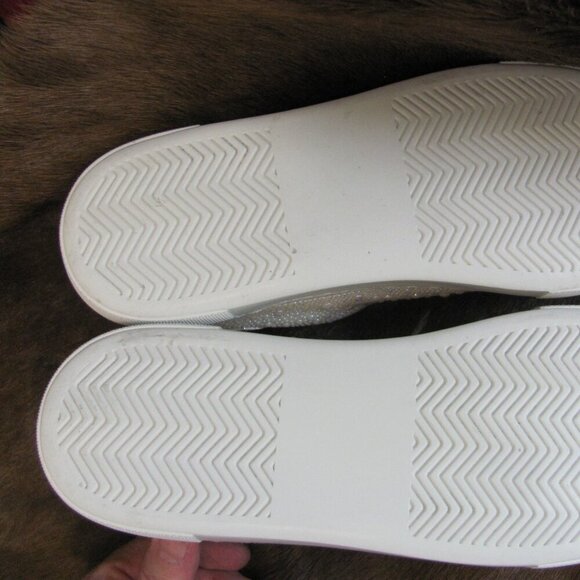 BETSEY JOHNSON BEADED SNEAKERS  NEW IN BOX (BOX NOT IN GOOD CONDITION)  SIZE 9.5 - Picture 14 of 16